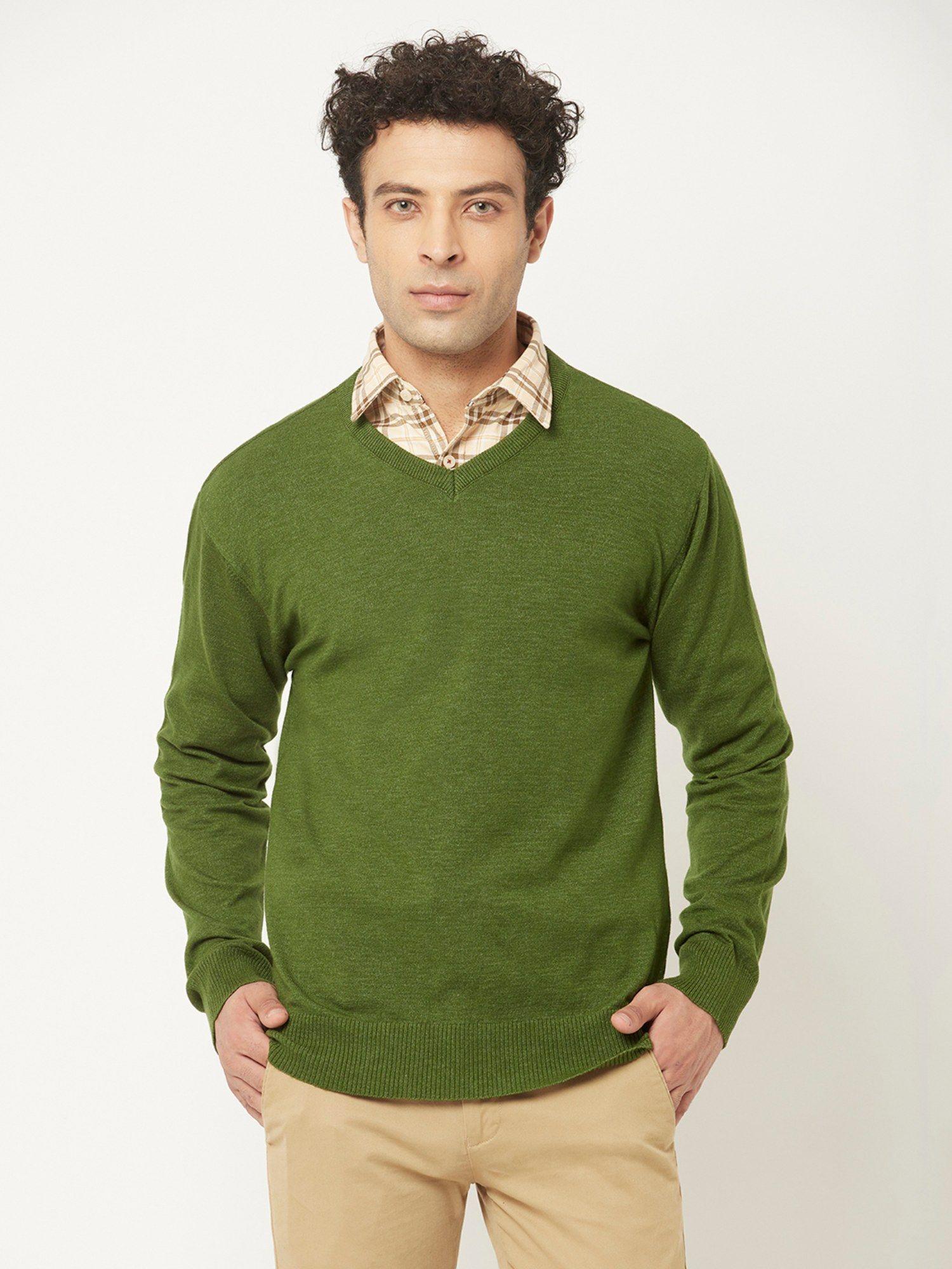 men green sweater in relaxed fit