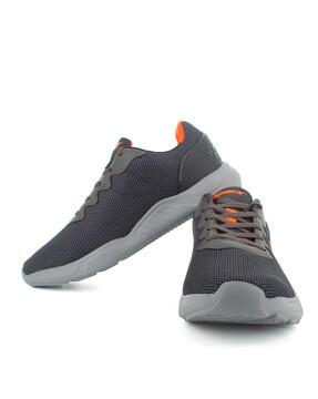 men knitted running shoes with lace fastening