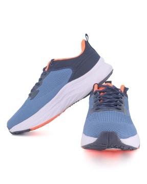 men knitted running shoes with lace fastening