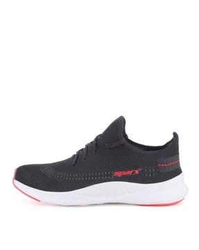 men knitted running shoes with lace fastening