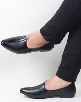 men laser-cut round-toe slip-on juttis