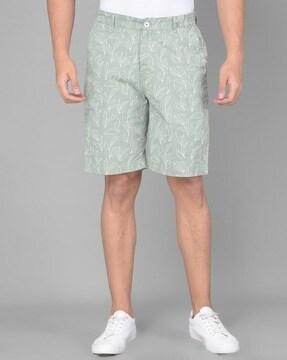 men leaf print regular fit city shorts