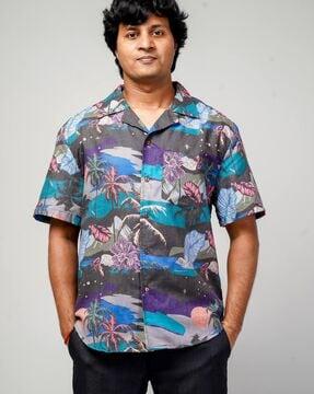 men leaf print regular fit shirt with curved hem