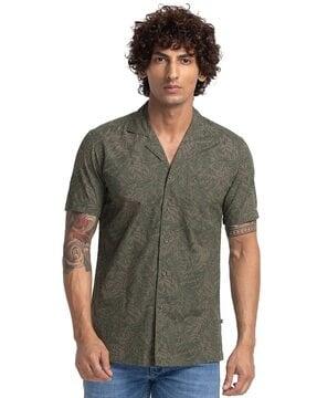 men leaf print regular fit shirt with patch pocket