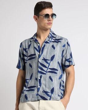 men leaf print relaxed fit shirt with short sleeves