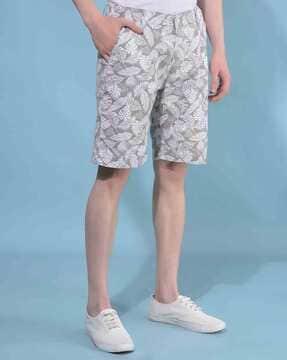 men leaf print slim-fit city shorts with insert pockets