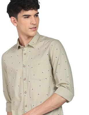 men light green spread collar geometric print casual shirt