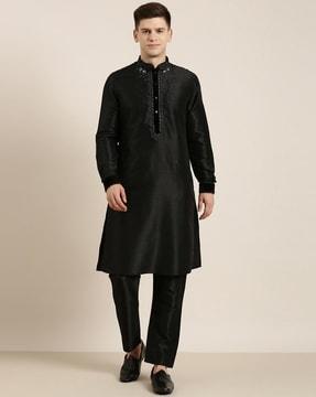 men long kurta with embroidery