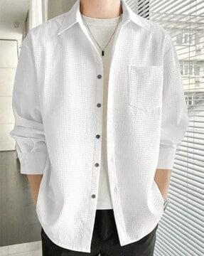 men loose fit shirt with patch pocket