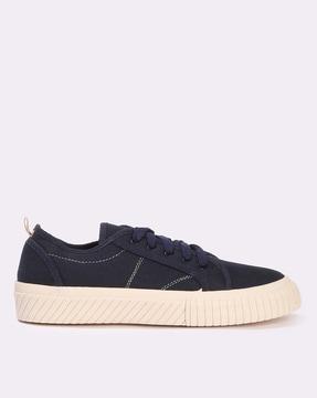 men low-top lace-up shoes