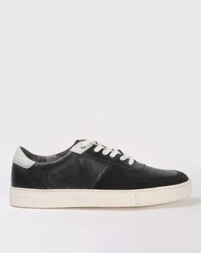 men low-top lace-up sneakers