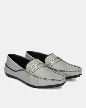 men low-top slip-on loafers with metal accent