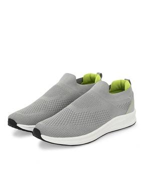 men low-top walking shoes