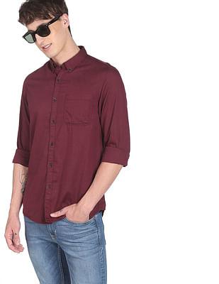 men maroon button down collar solid casual shirt