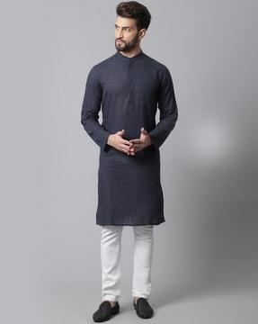 men micro print regular fit kurta with patch pocket