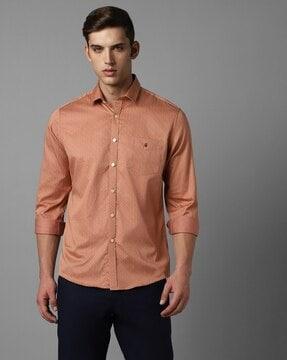 men micro print slim fit shirt with patch pocket