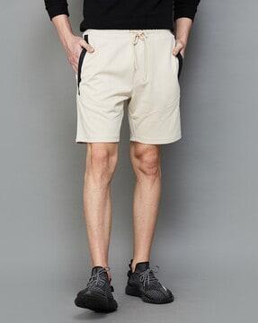 men mid-rise regular fit shorts