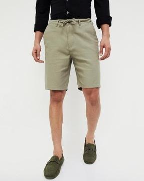 men mid-rise regular fit shorts