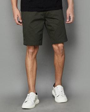 men mid-rise regular fit shorts