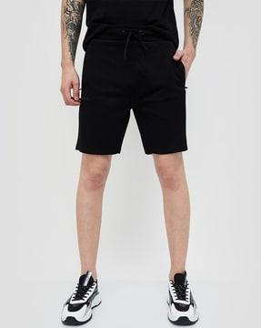 men mid-rise regular fit shorts