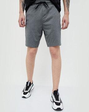 men mid-rise regular fit shorts