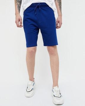 men mid-rise regular fit shorts