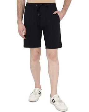 men mid-rise slim fit shorts