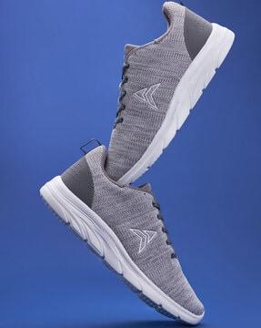 men mid-top sports shoes with lace fastening