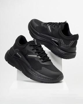 men mid-top sports shoes with lace fastening
