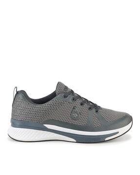 men mid-top sports shoes with lace fastening