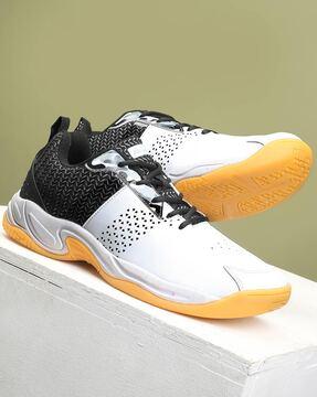 men mid-top sports shoes with lace fastening