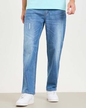 men mid-wash relaxed jeans
