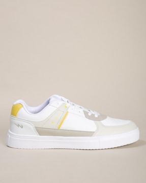men og-02a low-top lace-up sneakers
