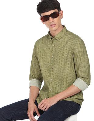 men olive button down collar printed casual shirt