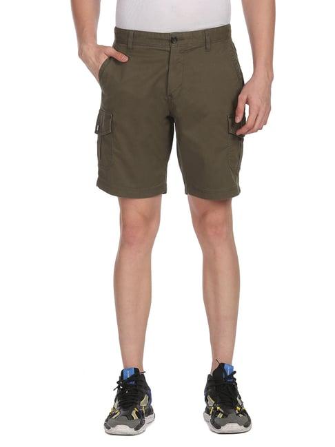 men olive mid rise solid cargo shorts