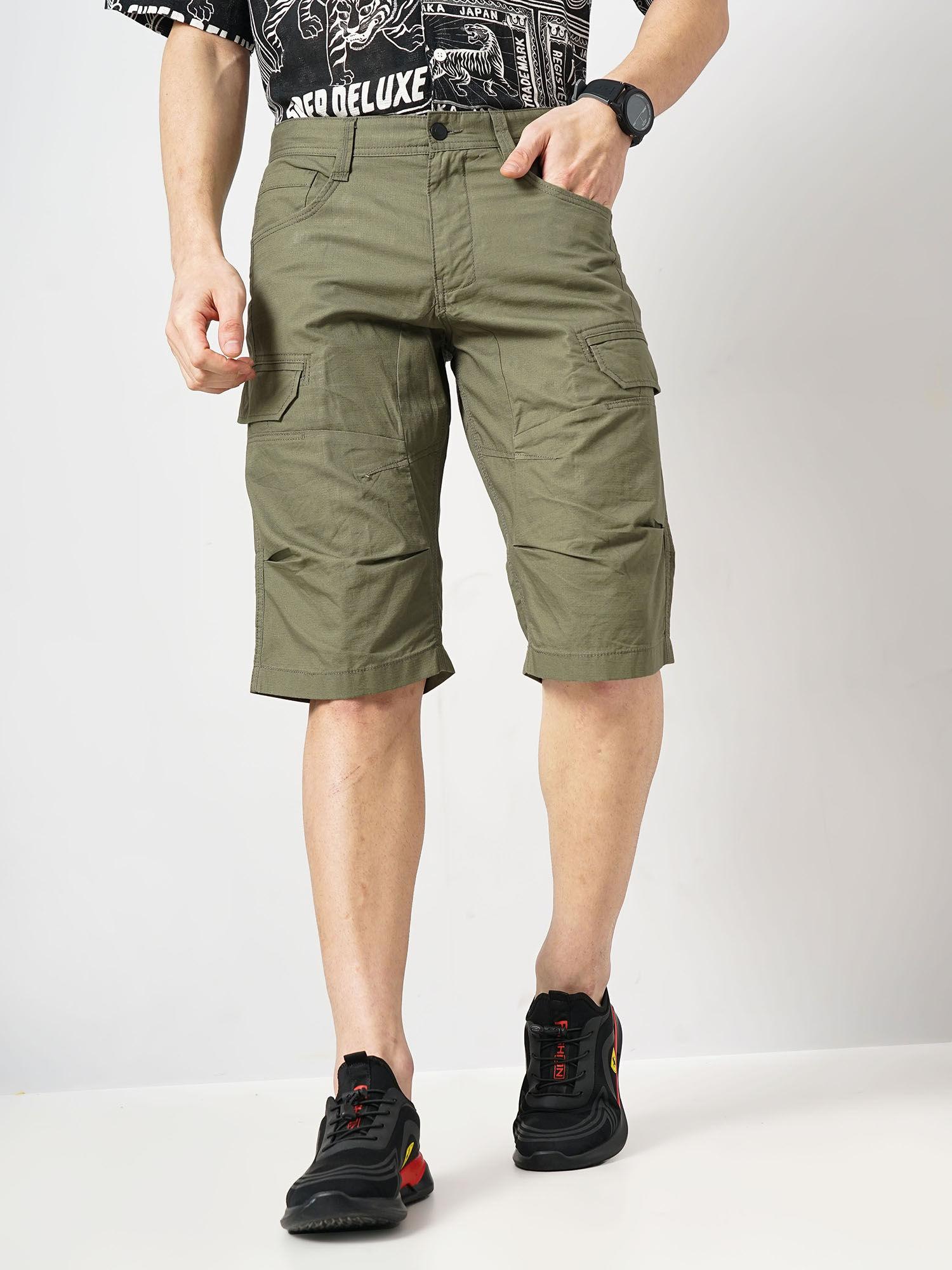 men olive solid loose fit cotton ribs top cargo casual shorts