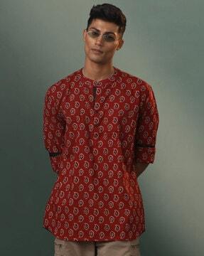 men paisley print regular fit short kurta with patch pocket