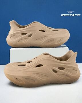men perforated round-toe clogs