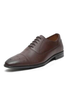 men perforated round-toe shoes with lace fastening