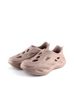 men perforated slip-on clogs