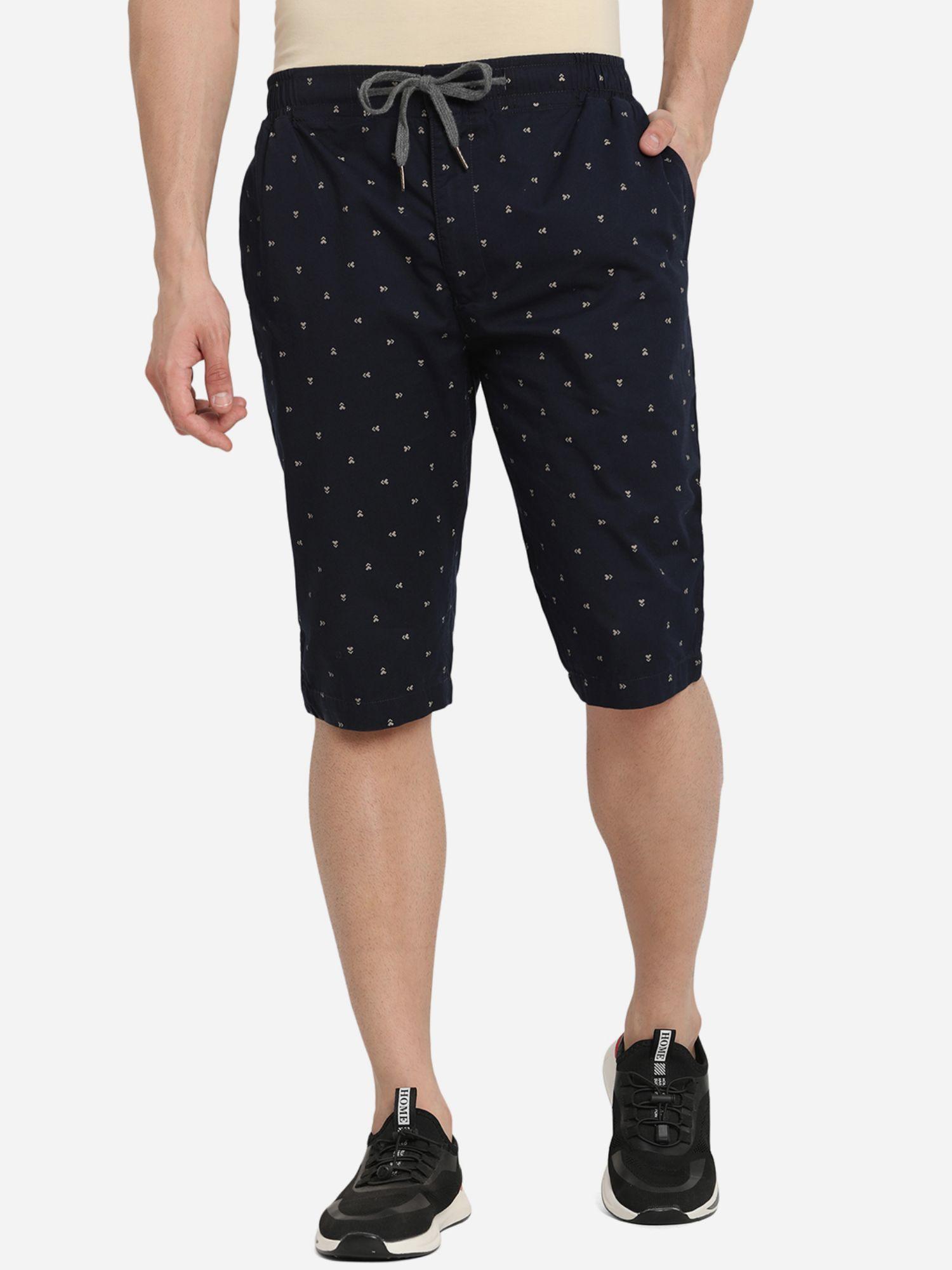 men printed navy blue cotton slim fit capri shorts