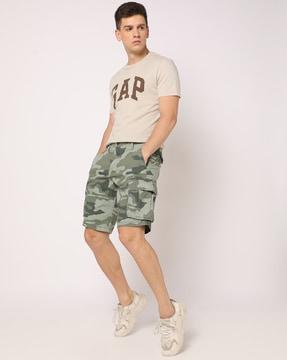 men printed regular fit cargo shorts