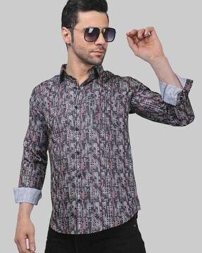 men printed regular fit shirt with patch pocket