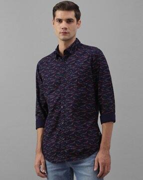 men printed regular fit shirt with patch pocket