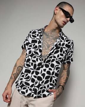 men printed regular fit shirt with short sleeves