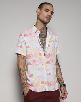 men printed regular fit shirt with short sleeves