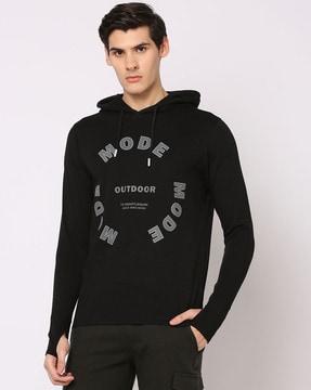 men printed regular fit thumbhole hooded t-shirt