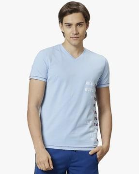 men printed regular fit v-neck t-shirt