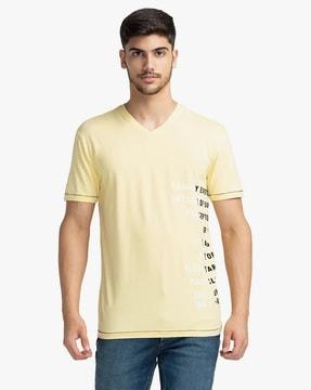 men printed regular fit v-neck t-shirt