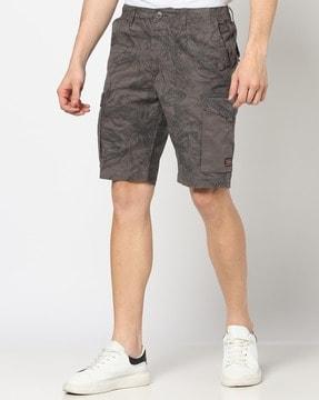 men printed slim fit cargo shorts